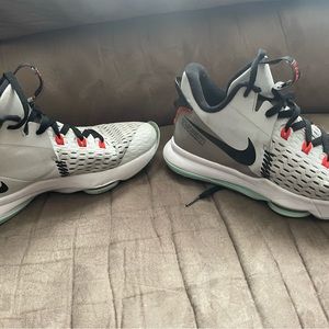 Lebron Witness IV Men’s 9.5 Basketball Shoes